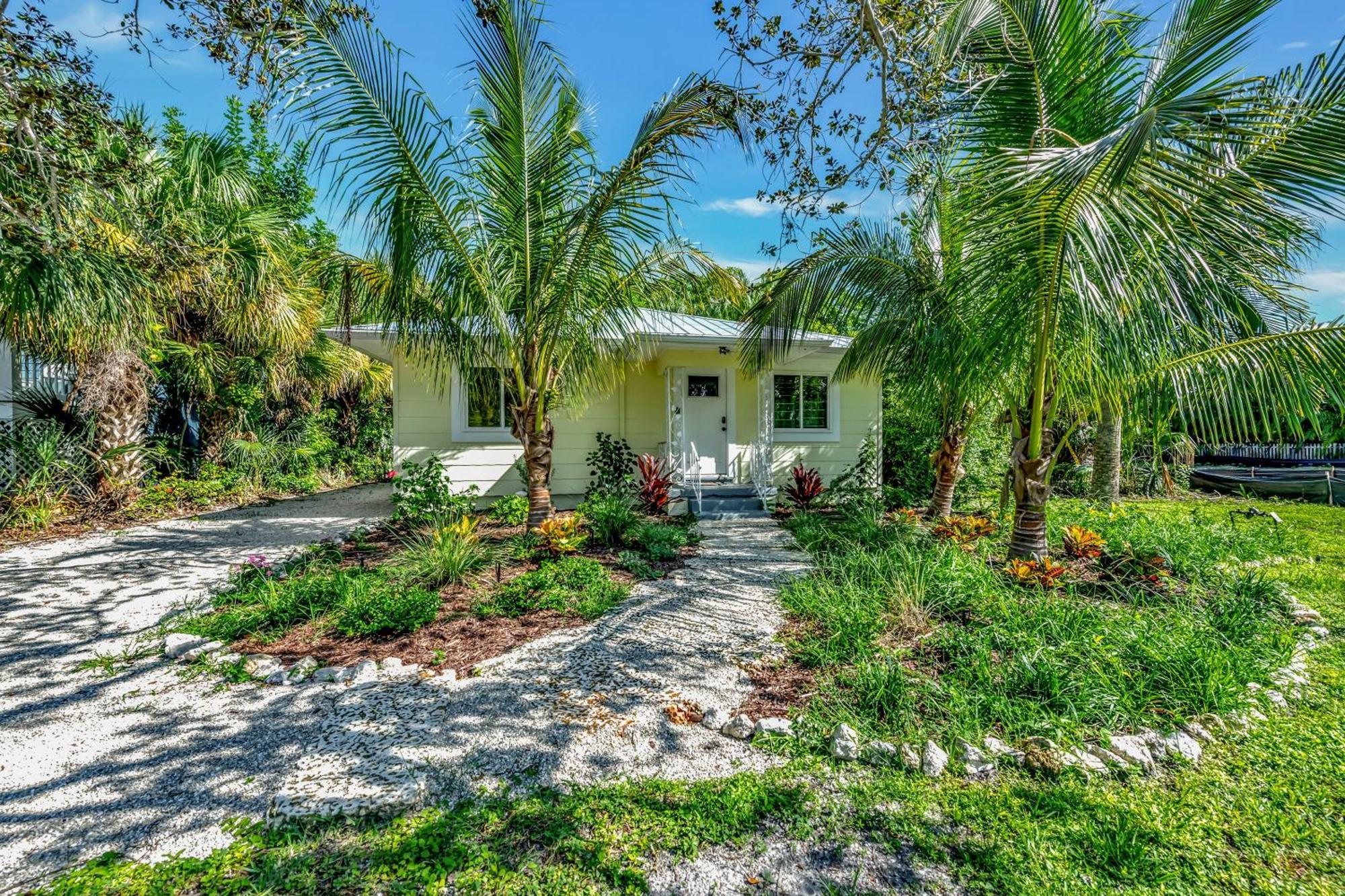 Casa - So Close Hear The Waves Historic W Gear * Anna Maria
