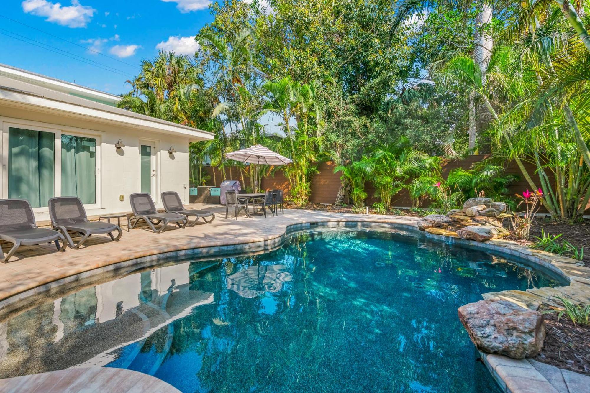 Sandy Pants - Designer Chic Steps To Backyard Oasis W Heated Pool Holiday home