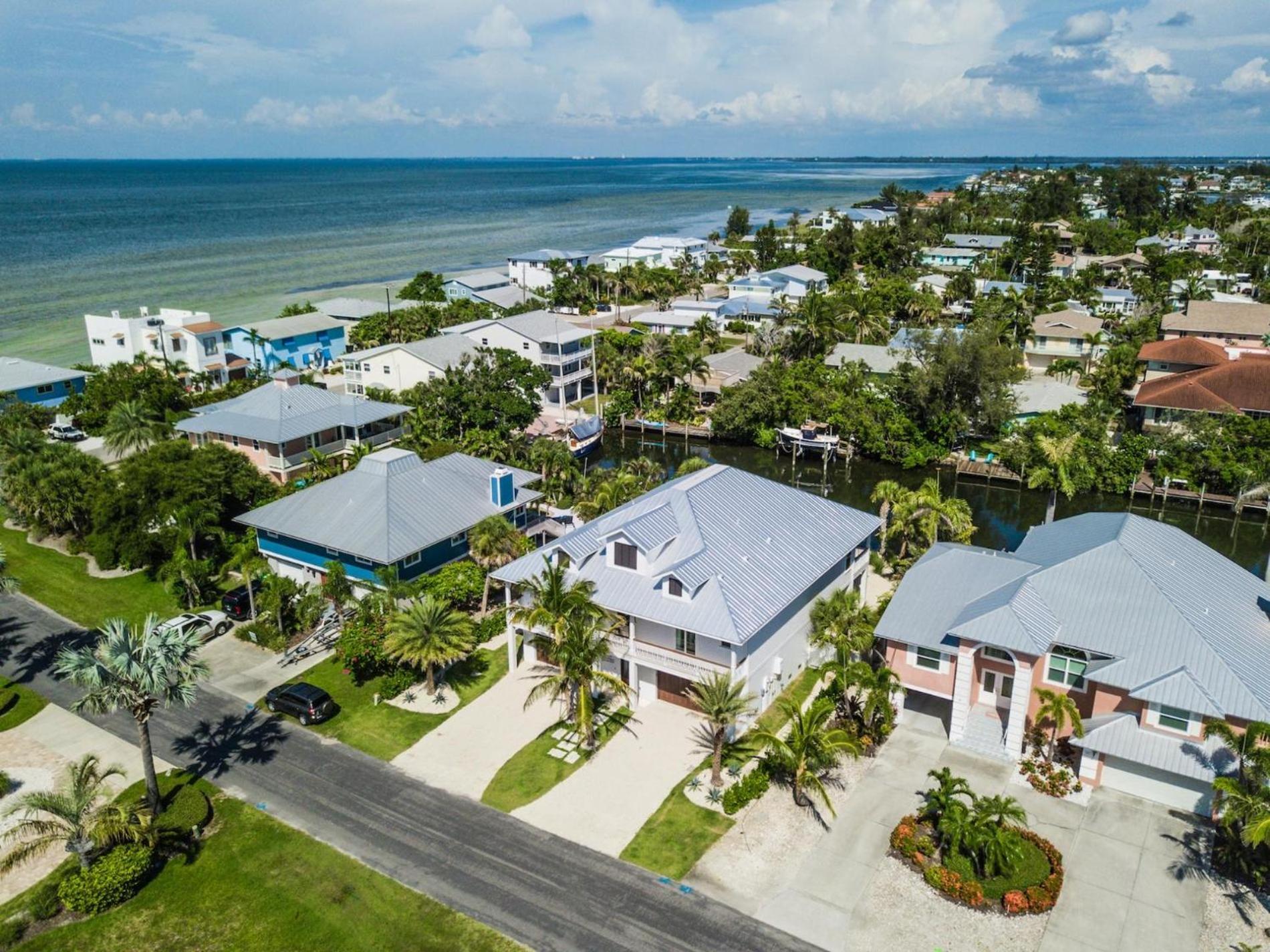 Sea La Vie House - Luxurious 4br W Pool Dock Canal Access On Island Holiday home *
