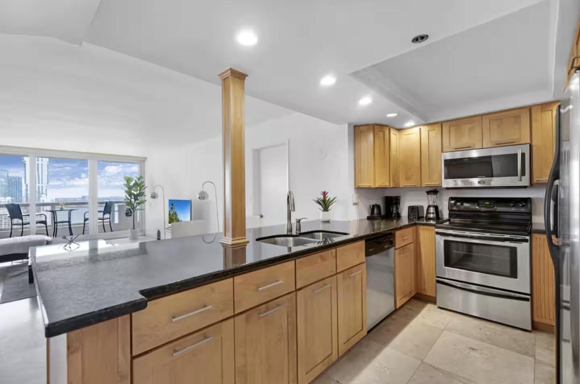 Apartment 4 Bedroom With Stunning Balcony View *