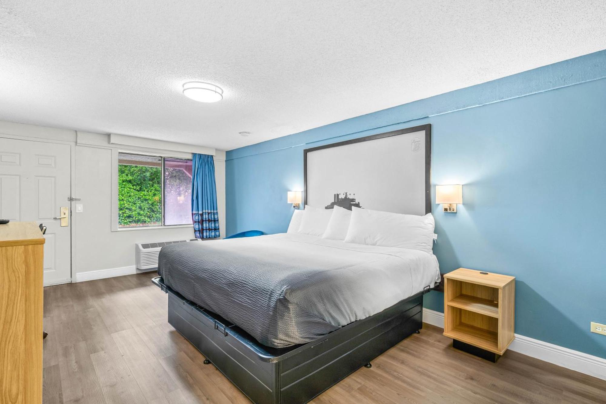Motel Super 8 By Wyndham West Palm 2*