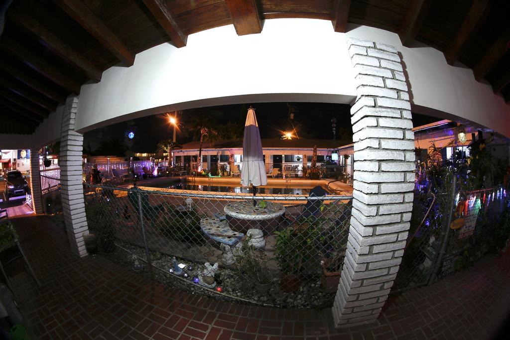 Motel Adobe Hacienda Hollywood