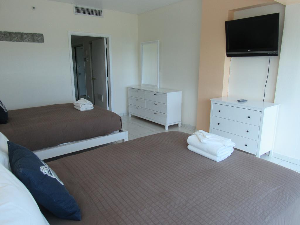Katy, Beachfront Apartment Miami Beach