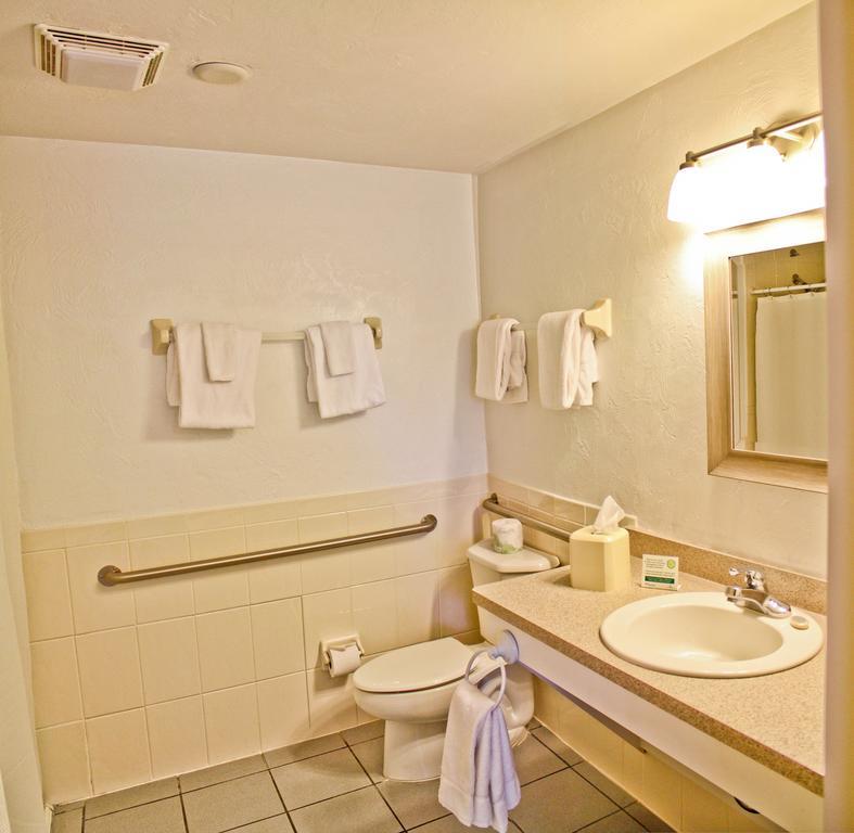 Night Swan Intracoastal Bed & Breakfast 2*