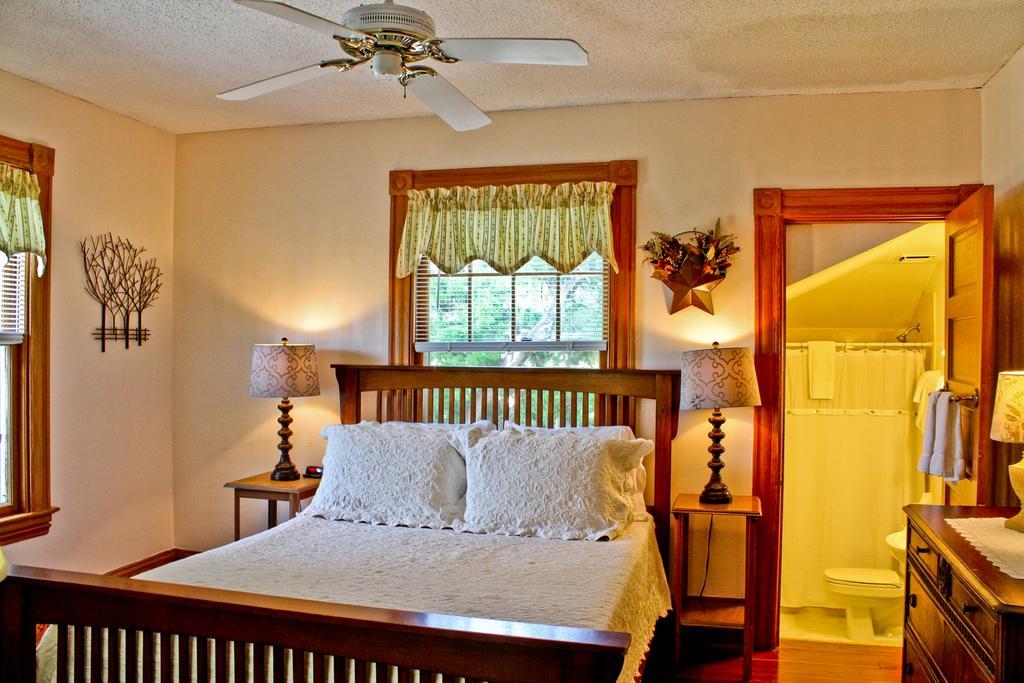 Night Swan Intracoastal Bed & Breakfast 2*