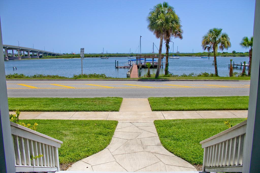 Night Swan Intracoastal Bed & Breakfast 2*