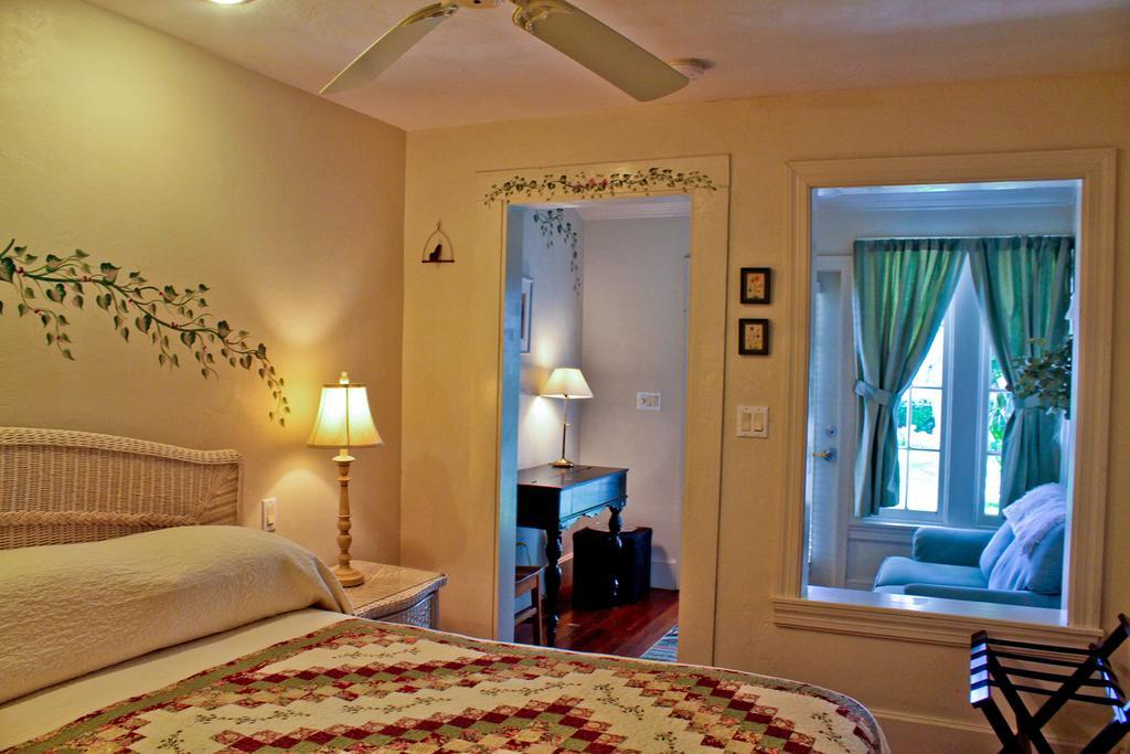 Night Swan Intracoastal 2* New Smyrna Beach