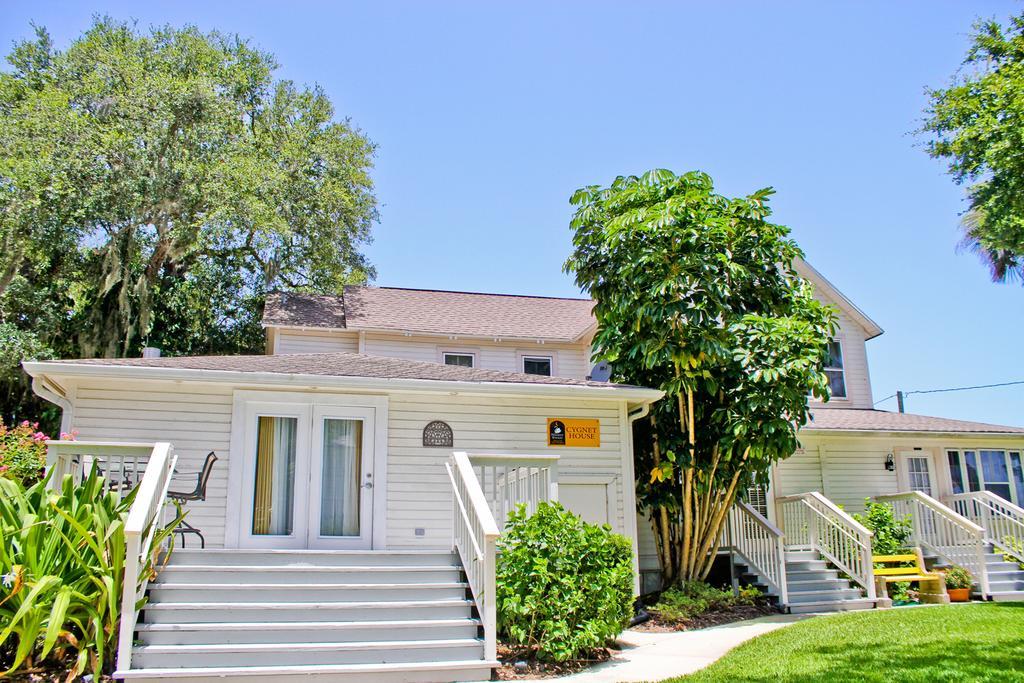 Night Swan Intracoastal Bed & Breakfast 2*