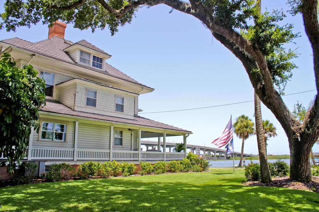 Night Swan Intracoastal Bed & Breakfast 2*