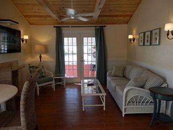 Hotel Castaways And Bay 2*