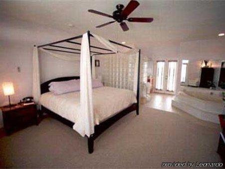 The White Orchid And Apartment *