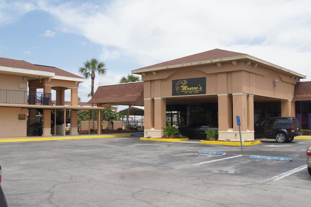 Monroe's On The & Banquet Hall Hotel 2*