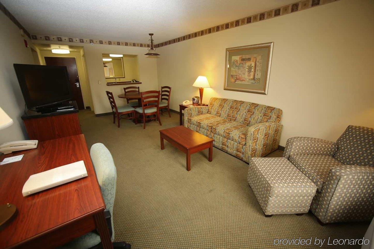 Hotel Hampton & At Mary Colonial Townpark 3*