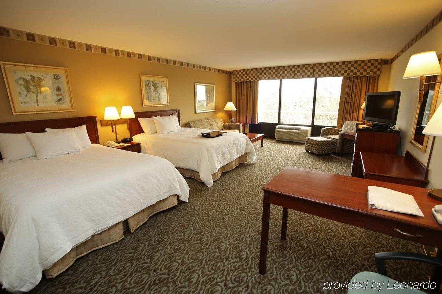 Hotel Hampton & At Mary Colonial Townpark