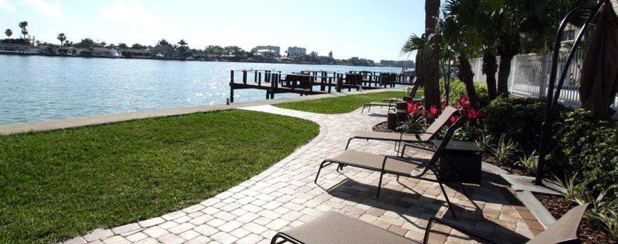 Treasure Island Beach, Fl Waterfront Located Steps Away From The Intracoastal Waterway *