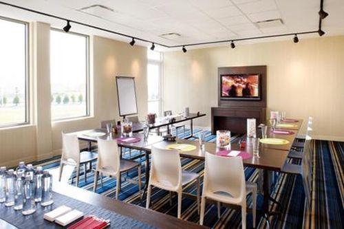 Hotel Aloft Airport 4*