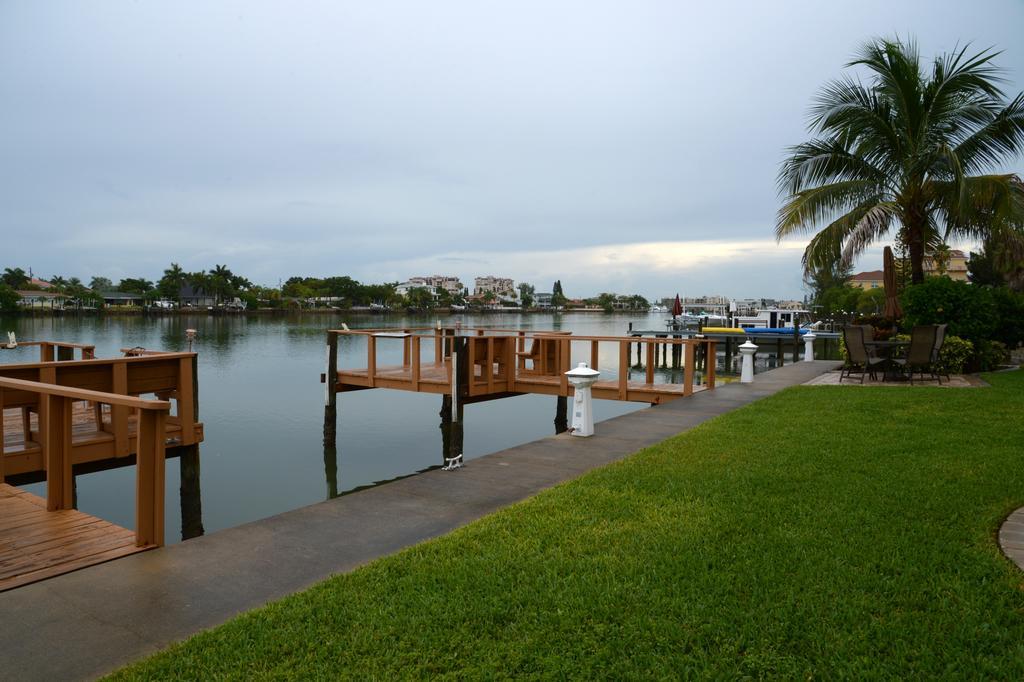 Treasure Island Beach, Fl Waterfront Located Steps Away From The Intracoastal Waterway *