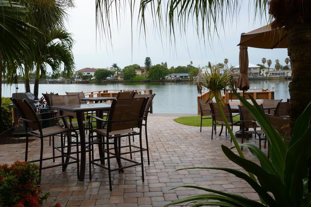 Treasure Island Beach, Fl Waterfront Located Steps Away From The Intracoastal Waterway Apartment