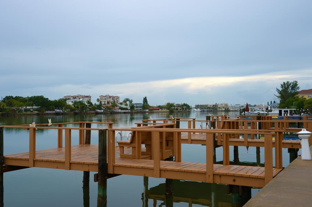 Treasure Island Beach, Fl Waterfront Located Steps Away From The Intracoastal Waterway *
