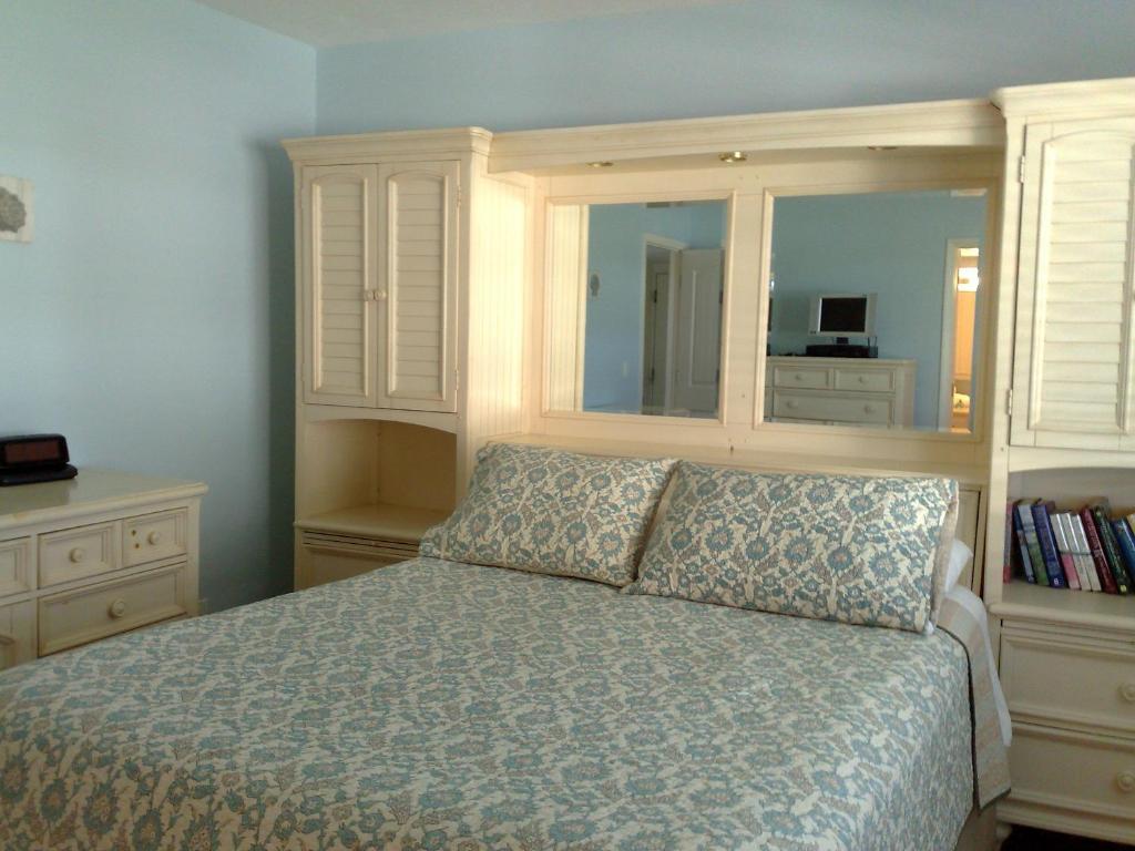 Edgewater Apartment *