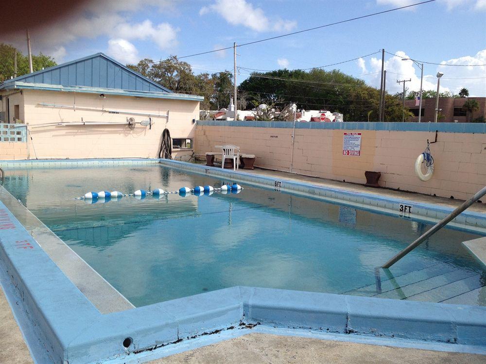Three Oaks - Motel