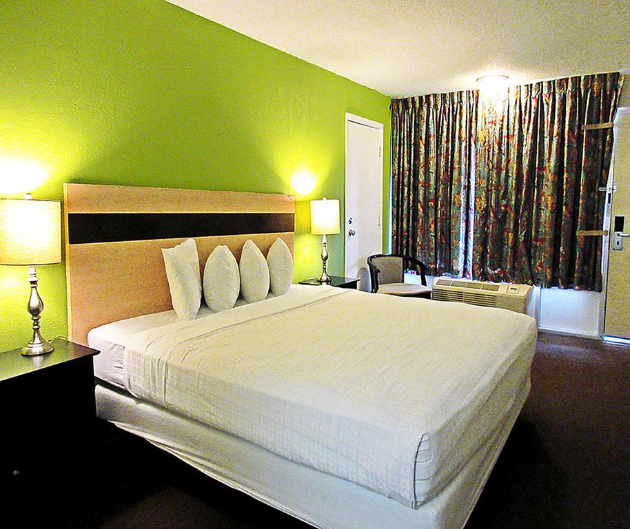 Roomba & At Old Town Hotel 2*
