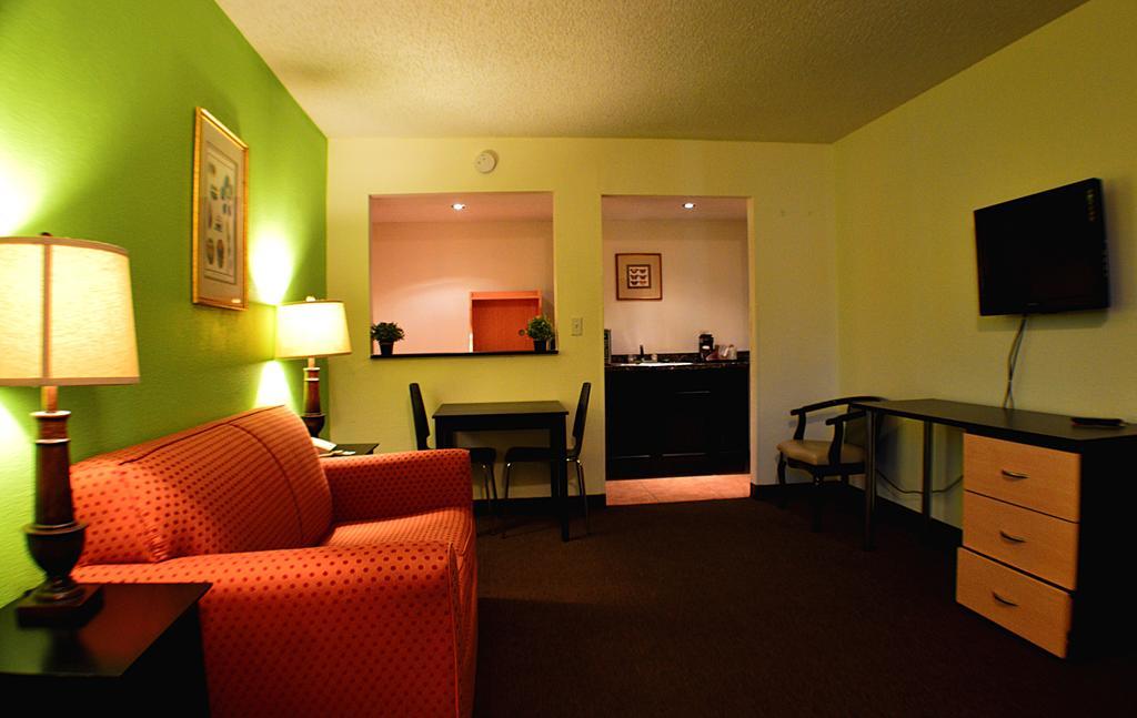 Hotel Roomba & At Old Town Kissimmee