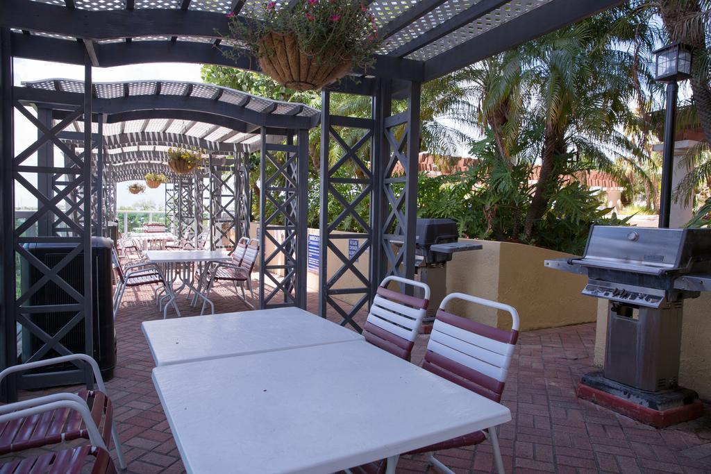 Botel Best Holiday Suites 4*
