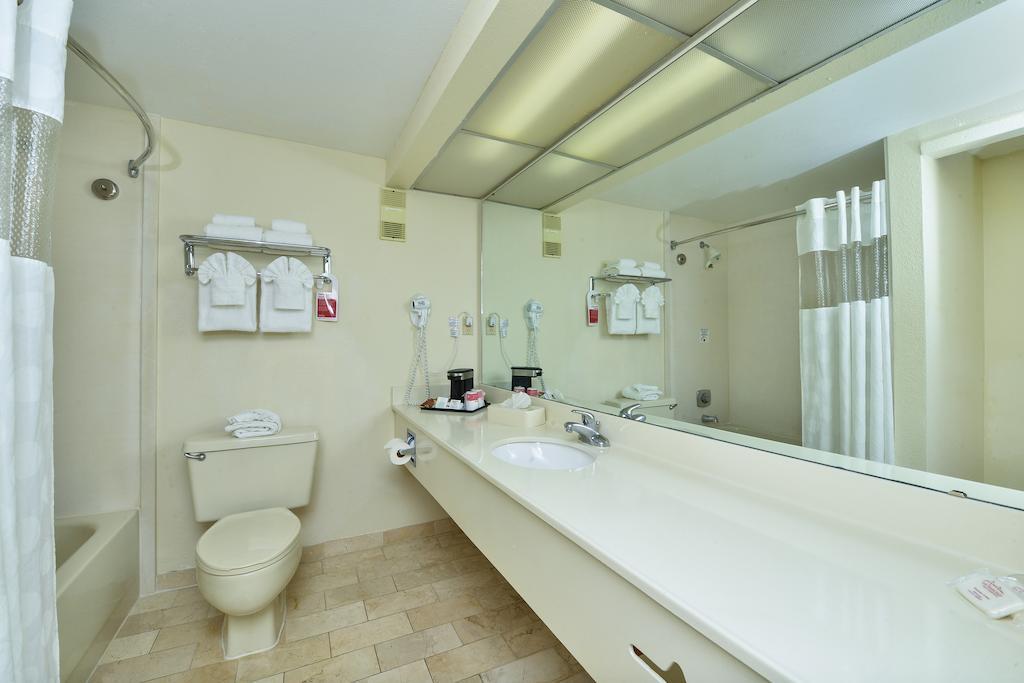 Ramada Maingate West