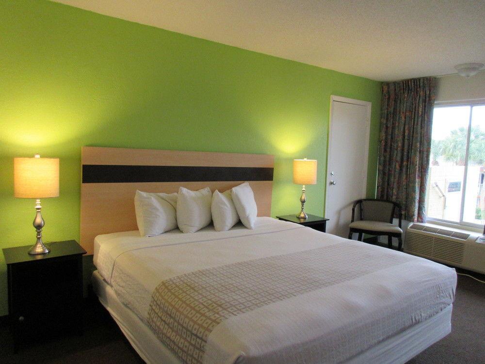 Hotel Roomba & At Old Town 2*