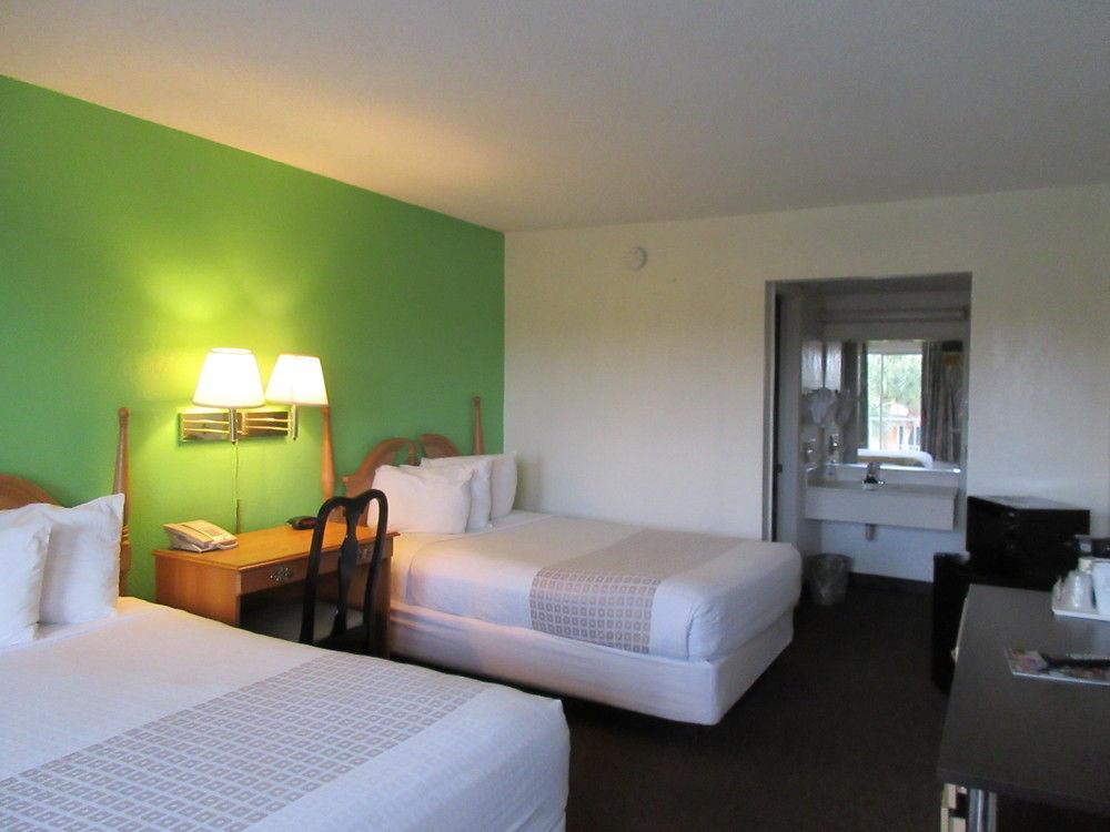 Hotel Roomba & At Old Town 2*