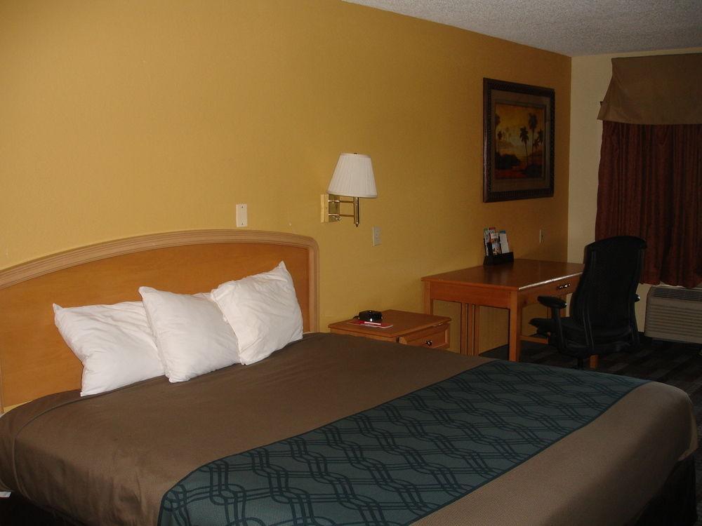 Jax Airport Lodge *