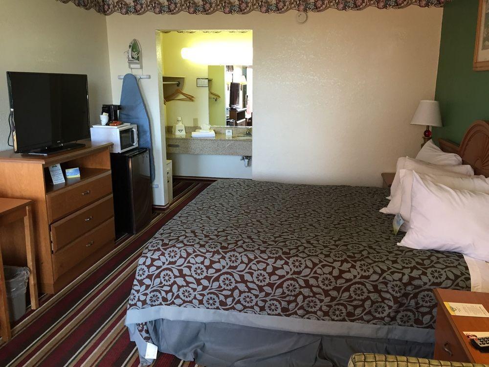 Days By Wyndham Myers Hotel 2*