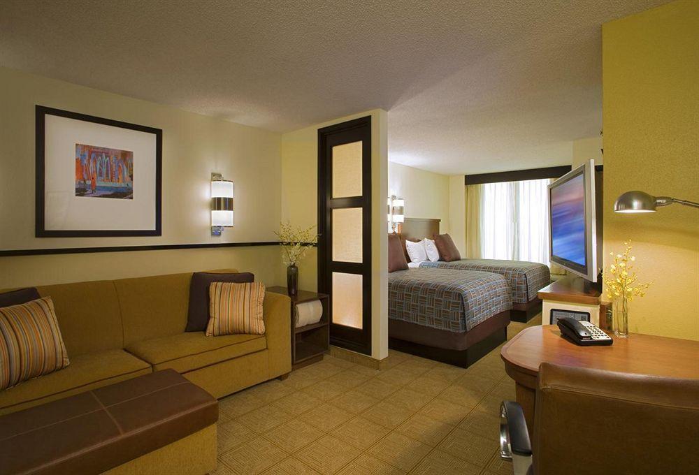 Hyatt Place Coconut Point Hotel 3*