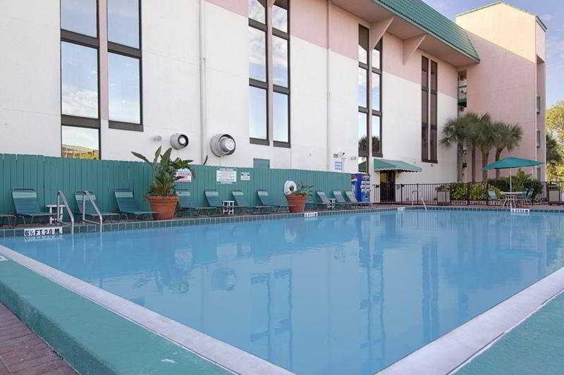 Ramada Maingate West Hotel