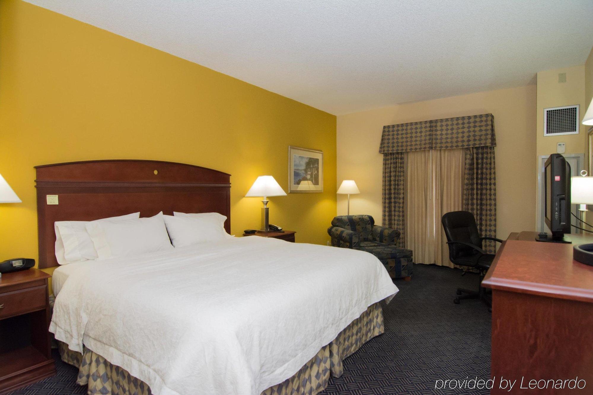 Hampton I-10 West Hotel 3*
