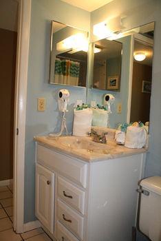 Edgewater Apartment *