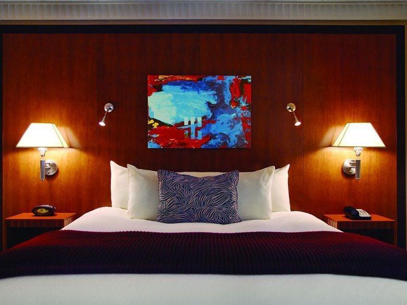 Pullman Miami Airport 4*