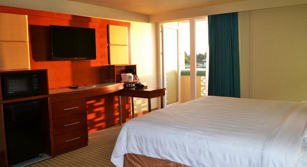 Waterfront & 3*