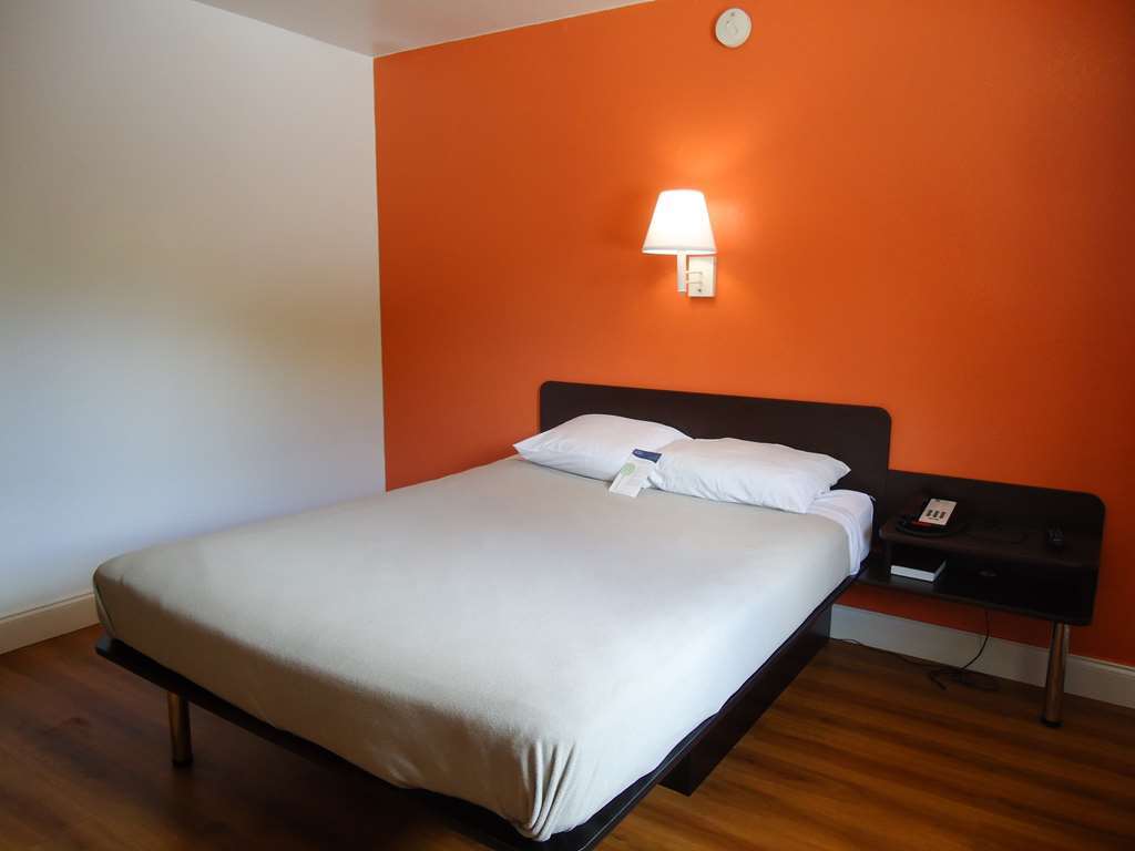 6 - West Motel