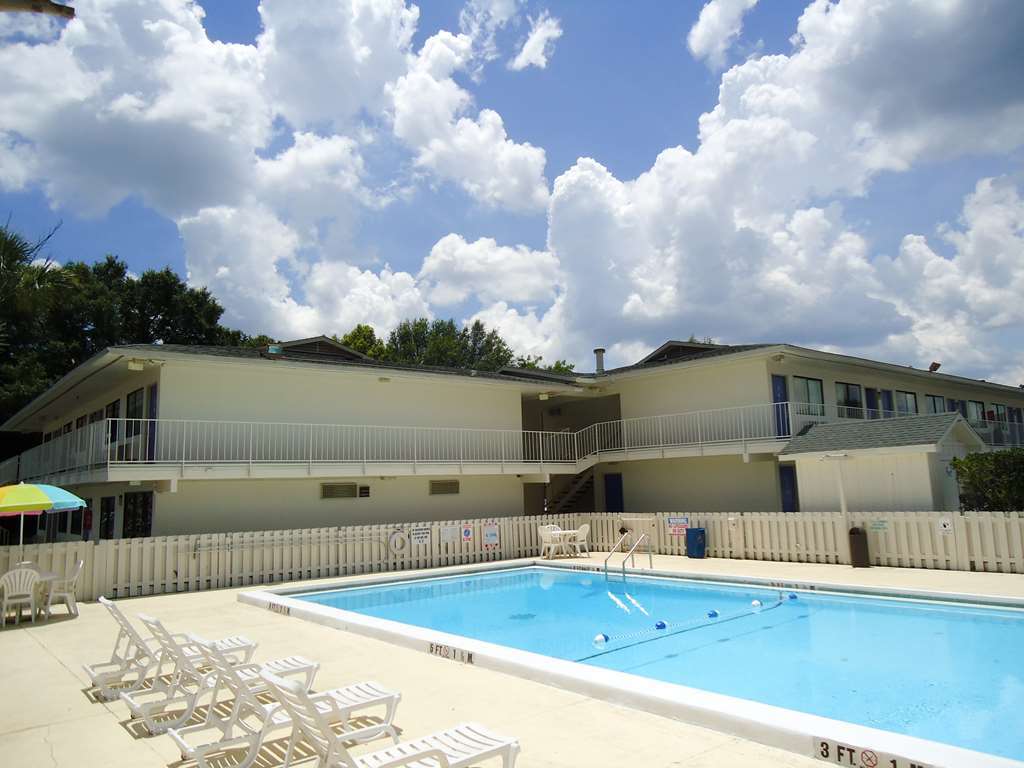 6 - West Motel