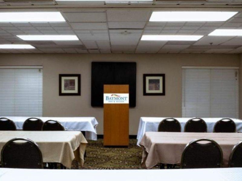 Hotel Baymont By Wyndham Near Busch Gardens Tampa