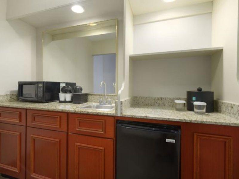 Hotel Embassy By Hilton Airport Westshore