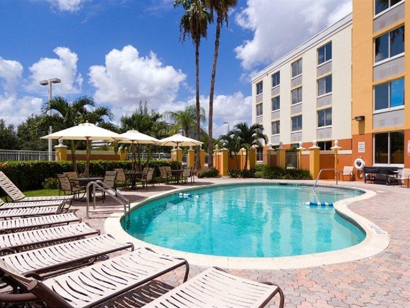 Hotel Express Miami Airport Area By Ihg 3*