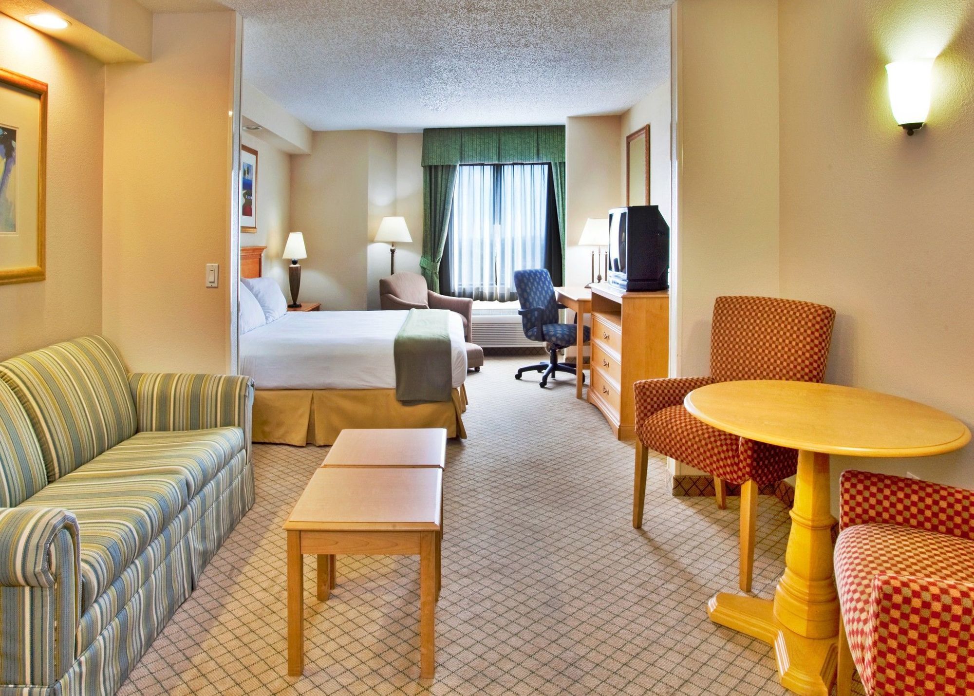 Resort & Across From Universal By Ihg