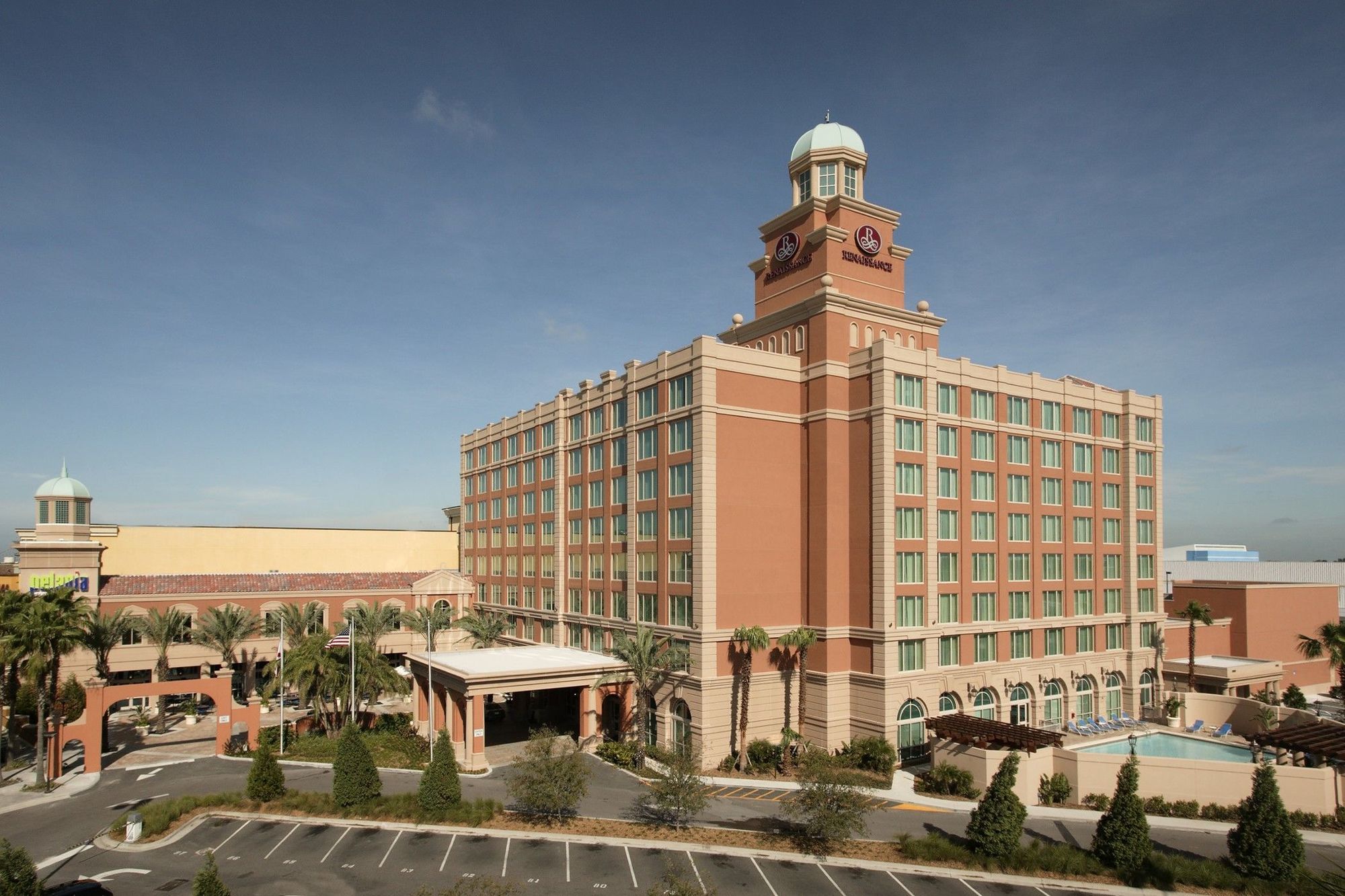 Hotel Renaissance International Plaza 4*