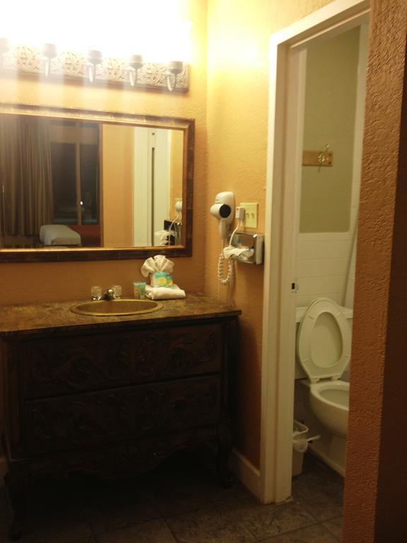 Monroe's On The & Banquet Hall Hotel