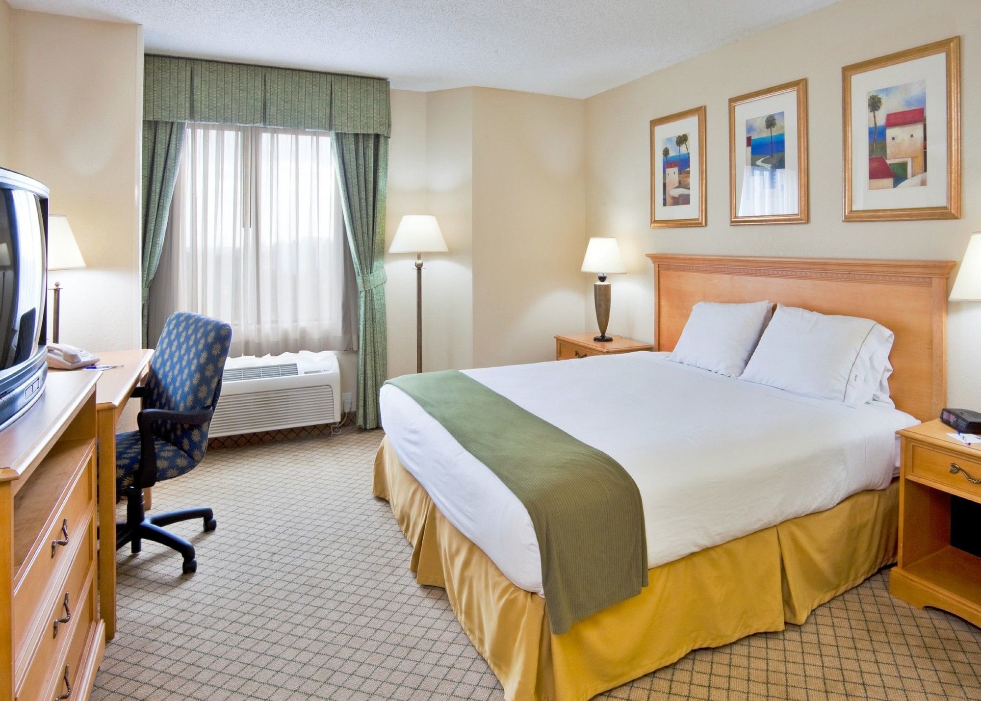 Express & - Nearest Universal By Ihg Hotel 3*