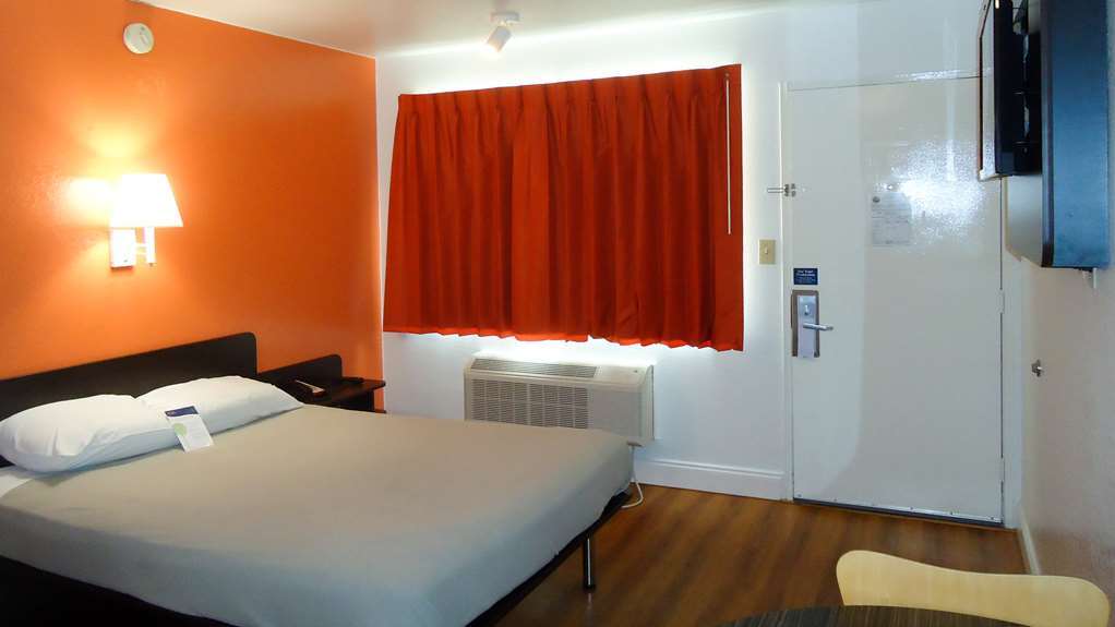 6 - West Motel