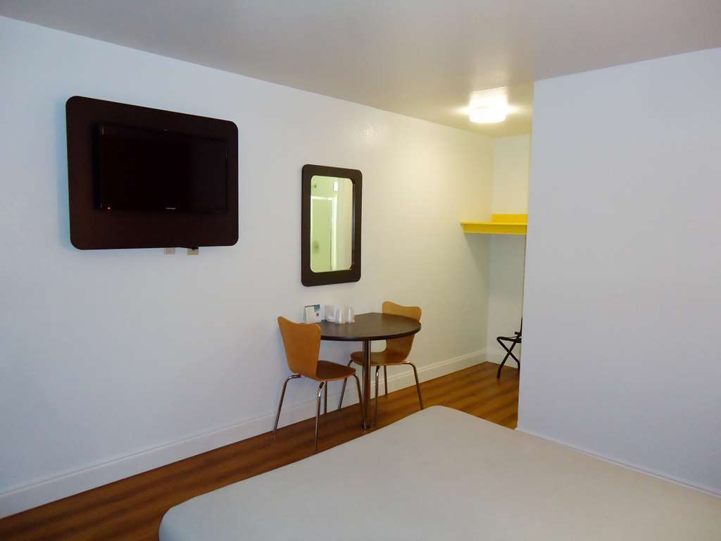 Motel 6 - West 2*